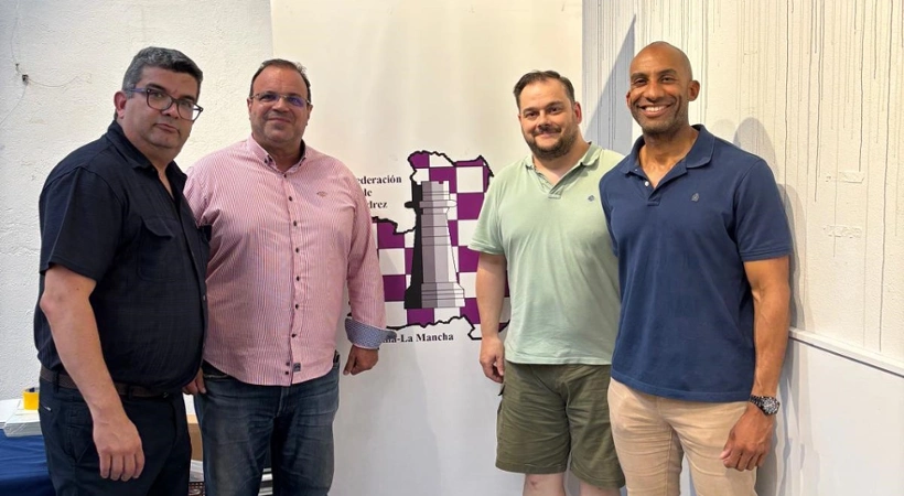 Armengol Engonga, concejal de Deportes, Víctor Morejón, concejal de Turismo junto a representantes Federación de Ajedrez de Castilla-La Mancha y la Delegación Provincial de Ajedrez
