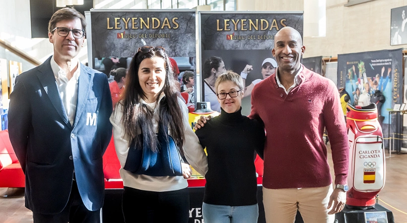 Armengol Engonga, Concejal de Deportes y Alfonso Noain fundador y director del Museo del Deporte en la exposición Mujeres leyenda del deporte