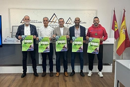 Armengol Engonga junto a representantes institucionales como Ángel Fernández-Montes, delegado provincial de Educación, Cultura y Deporte; Marco Antonio Sánchez, diputado de Deportes; y Jesús Ruiz Oeo, presidente de FECAM