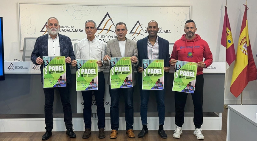 Armengol Engonga junto a representantes institucionales como Ángel Fernández-Montes, delegado provincial de Educación, Cultura y Deporte; Marco Antonio Sánchez, diputado de Deportes; y Jesús Ruiz Oeo, presidente de FECAM