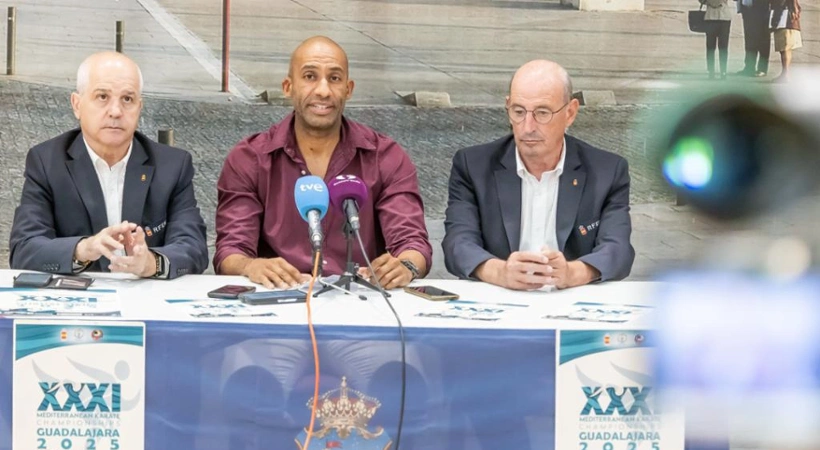 Armengol Engonga, concejal de Deportes, Antonio Moreno Marqueño, presidente de la Real Federación Española de Kárate (RFEK) en la presentación