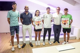 Armengol Engonga, concejal de Deportes acompañado por los atletas Jaime Migallón, Alba Pastor, y por el organizador de la prueba, Jesús Peinado