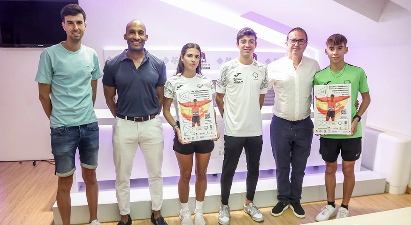 Armengol Engonga, concejal de Deportes acompañado por los atletas Jaime Migallón, Alba Pastor, y por el organizador de la prueba, Jesús Peinado