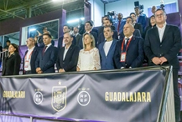 Ana Guarinos, en el palco de autoridades, acompañada por el presidente de la Real Federación Española de Fútbol, Rafael Louzán, y otros representantes institucionales