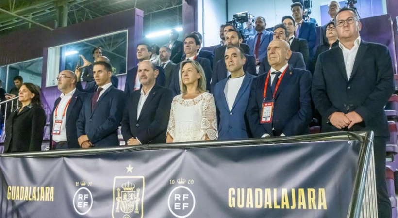 Ana Guarinos, en el palco de autoridades, acompañada por el presidente de la Real Federación Española de Fútbol, Rafael Louzán, y otros representantes institucionales