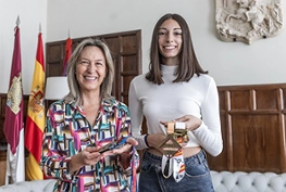 Ana Guarinos junto a la taekwondista alcarreña Lena Moreno Reyes