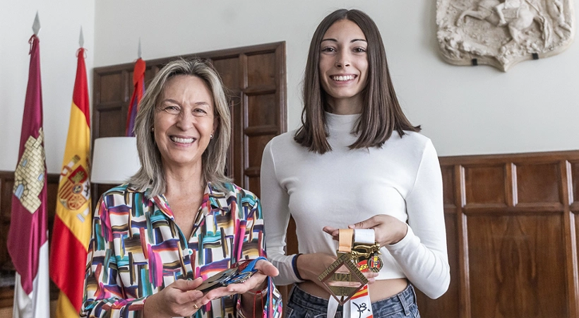 Ana Guarinos junto a la taekwondista alcarreña Lena Moreno Reyes
