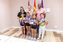 Ana Guarinos junto al concejal de Deportes, Armengol Engonga, Iván Arroyo, Arlés Guerra y Luna y Alma Vera del Club Vera de Gimnasia Artística y su presidenta Laura Vera