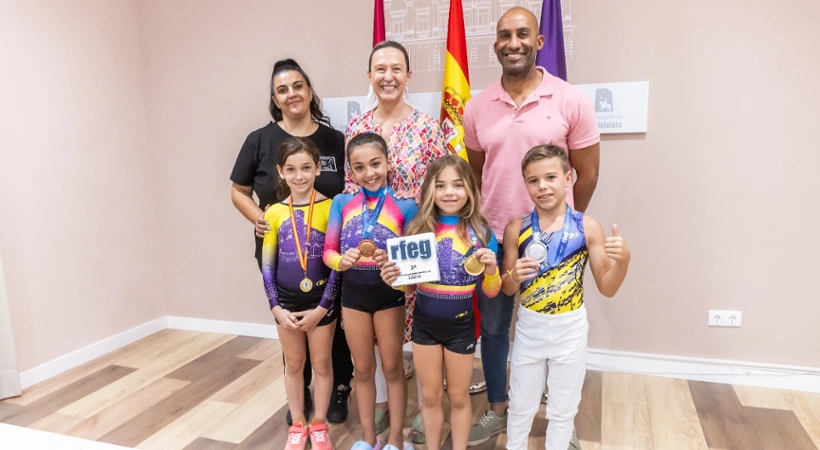 Ana Guarinos junto al concejal de Deportes, Armengol Engonga, Iván Arroyo, Arlés Guerra y Luna y Alma Vera del Club Vera de Gimnasia Artística y su presidenta Laura Vera
