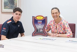 Ana Guarinos junto a Luis Miguel López, joven promesa del motociclismo alcarreño