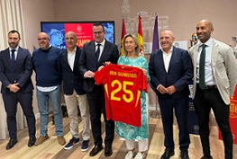 Sergio Merchán, Vicepresidente de la Real Federación Española de Fútbol (RFEF); Pablo Burillo, presidente de la Federación de Fútbol de Castilla-La Mancha; David Gordo, seleccionador nacional Sub-21; Manuel Lalinde, director general de la RFEF; Carlos Ávila, presidente del Deportivo Guadalajara; Armengol Engonga, concejal de Deportes y Ana Guarinos, alcaldesa de Guadalajara