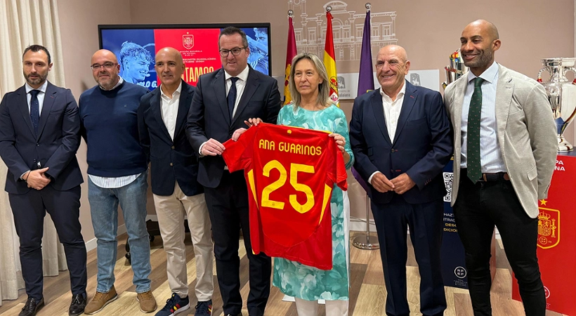 Sergio Merchán, Vicepresidente de la Real Federación Española de Fútbol (RFEF); Pablo Burillo, presidente de la Federación de Fútbol de Castilla-La Mancha; David Gordo, seleccionador nacional Sub-21; Manuel Lalinde, director general de la RFEF; Carlos Ávila, presidente del Deportivo Guadalajara; Armengol Engonga, concejal de Deportes y Ana Guarinos, alcaldesa de Guadalajara
