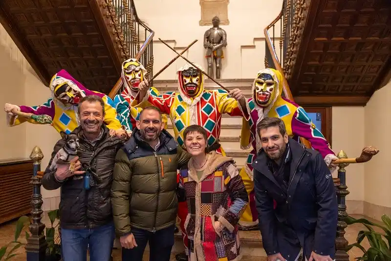 Santiago López Pomeda, concejal de Festejos, Javier Toquero, de Cultura, José Luis Alguacil, de Bienestar Animal reciben a los cuatro componentes enmascarados de la botarga