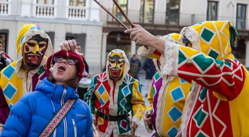 La botarga de Guadalajara acompañó con el cántico y juego del Alhiguí la bendición de mascotas