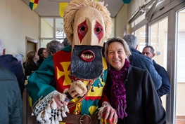 Ana Guarinos junto a la botarga de Taracena