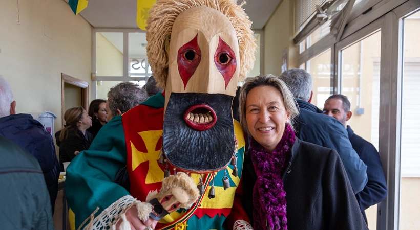 Ana Guarinos junto a la botarga de Taracena