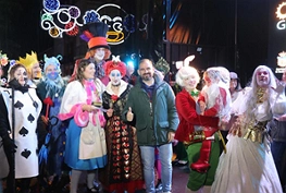 Concejal de Festejos en el desfile del Concurso de Disfraces