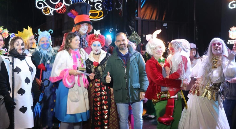 Concejal de Festejos en el desfile del Concurso de Disfraces