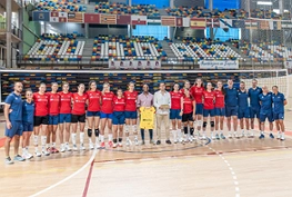 Selección femenina de voleibol en el Palacio Multiusos de Guadalajara junto Armengol Engonga