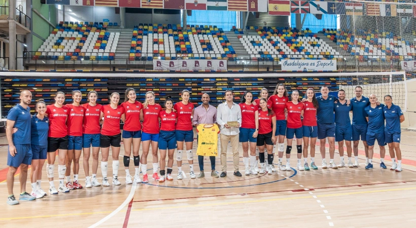 Selección femenina de voleibol en el Palacio Multiusos de Guadalajara junto Armengol Engonga