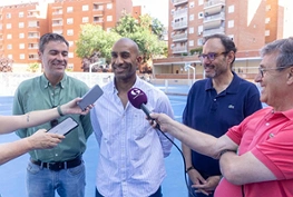Armengol Engonga, concejal de Deportes, acompañado por los concejales Roberto Narro de Participación y David García de Barrios