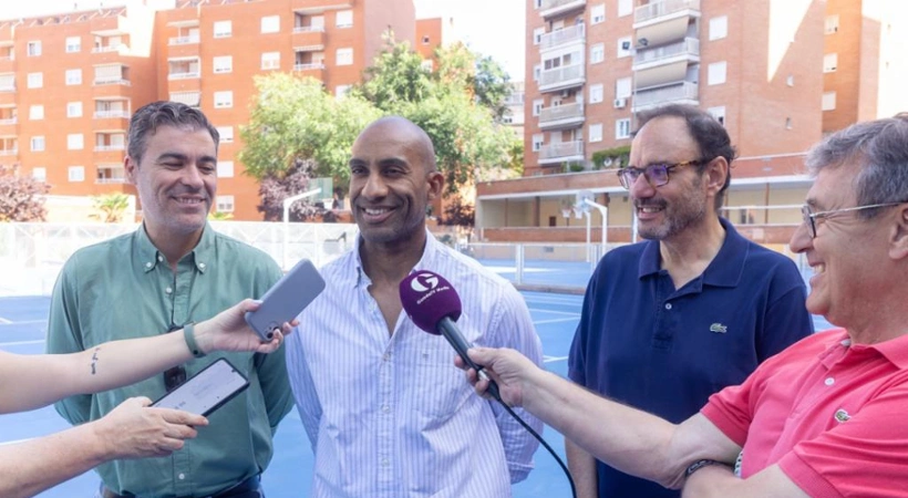 Armengol Engonga, concejal de Deportes, acompañado por los concejales Roberto Narro de Participación y David García de Barrios