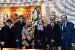 Ana Guarinos, acompañada por diferentes miembros de la Corporación, junto al alcalde pedáneo, Fernando Arroyo y alcalde de Iriépal, Andrés Herranz