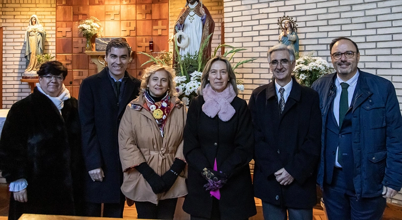 Ana Guarinos, acompañada por diferentes miembros de la Corporación, junto al alcalde pedáneo, Fernando Arroyo y alcalde de Iriépal, Andrés Herranz