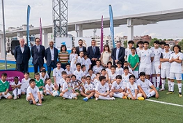 Grupo de jugadores de la escuela sociodeportiva de la Fundación Real Madrid junto a Álvaro Arbeloa