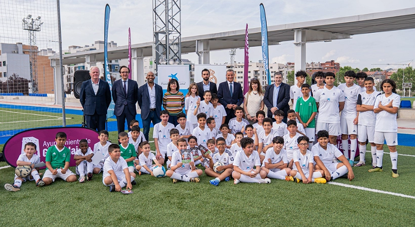 Grupo de jugadores de la escuela sociodeportiva de la Fundación Real Madrid junto a Álvaro Arbeloa