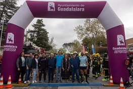 Ana Guarinos, junto al concejal de Deportes, Armengol Engonga, y el concejal de Seguridad, Chema Antón en la salida de la carrera