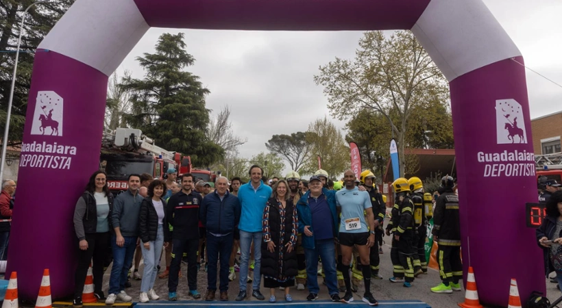 Ana Guarinos, junto al concejal de Deportes, Armengol Engonga, y el concejal de Seguridad, Chema Antón en la salida de la carrera