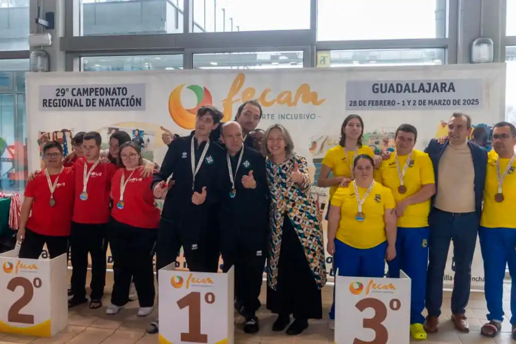 Ana Guarinos junto a participantes del 29º Campeonato regional de Natación Fecam