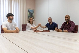 Ana Guarinos, firmao un convenio de colaboración con el Club Alcarreño de Salvamento y Socorrismo, representado por su tesorero Álvaro García López