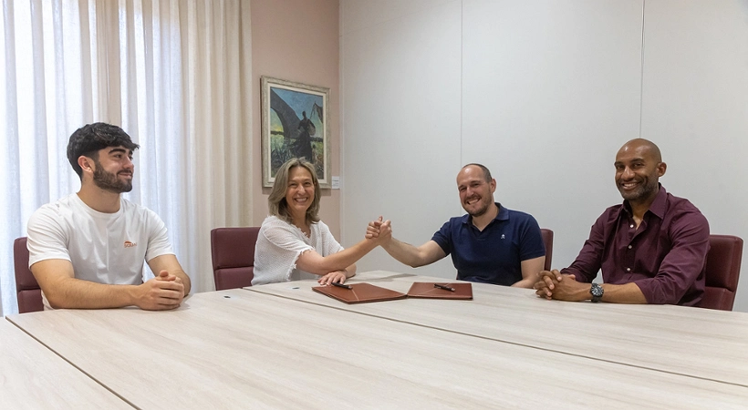 Ana Guarinos, firmao un convenio de colaboración con el Club Alcarreño de Salvamento y Socorrismo, representado por su tesorero Álvaro García López