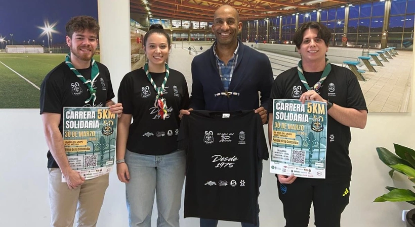 Armengol Engonga, junto a miembros del grupo Scout
