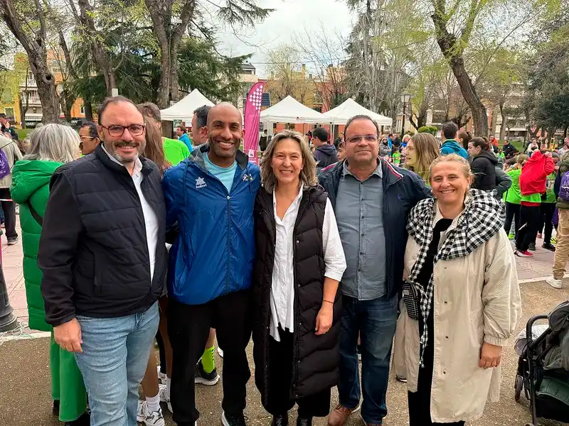 Ana Guarinos acompañada por los concejales Armengol Engonga, Roberto Narro, Víctor Morejón y Eva Henche