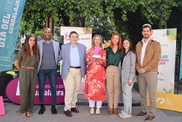 Ana Guarinos, acompañada de Armengol Engonga, concejal de Deportes; Bárbara Butragueño, subdirectora general de Mujer y Deporte del Consejo Superior de Deportes; Óscar Narros, delegado institucional de Iberdrola en Castilla La Mancha; Noelia Florín, del equipo de Patrocinio Deportivo de Iberdrola; de la madrina del Tour, la gimnasta Aimara Fajardo; y del director del Tour Universo Mujer, Rubén González