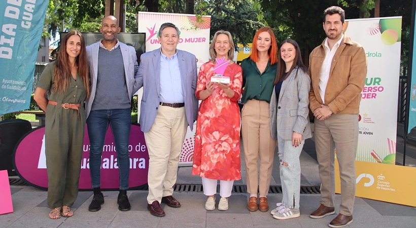 Ana Guarinos, acompañada de Armengol Engonga, concejal de Deportes; Bárbara Butragueño, subdirectora general de Mujer y Deporte del Consejo Superior de Deportes; Óscar Narros, delegado institucional de Iberdrola en Castilla La Mancha; Noelia Florín, del equipo de Patrocinio Deportivo de Iberdrola; de la madrina del Tour, la gimnasta Aimara Fajardo; y del director del Tour Universo Mujer, Rubén González