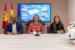 La alcaldesa de Guadalajara, Ana Guarinos, junto al concejal de Deportes, Armengol Engonga, y la destacada atleta Carmen Rosales