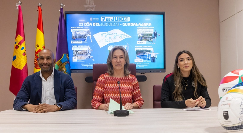 La alcaldesa de Guadalajara, Ana Guarinos, junto al concejal de Deportes, Armengol Engonga, y la destacada atleta Carmen Rosales