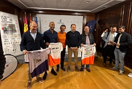 Armengol Engonga. concejal de Deportes, durante la presentación de la prueba junto al Club Maratón Guadalajara