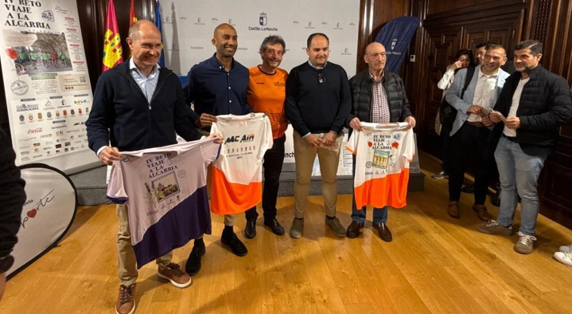Armengol Engonga. concejal de Deportes, durante la presentación de la prueba junto al Club Maratón Guadalajara