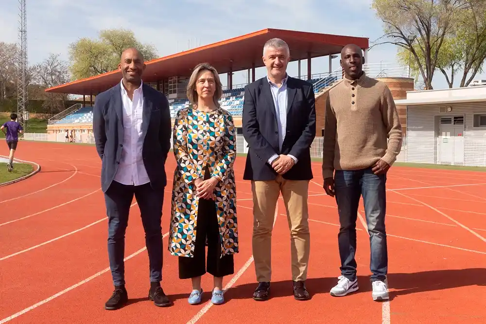 Ana Guarinos acompañada del presidente de la Federación Española de Deportes de Personas con Discapacidad Física, Enrique Álvarez, del concejal de Deportes, Armengol Engonga, y del presidente del Club Meliz, Luis Felipe Meliz