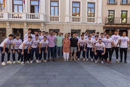 Ana Guarinos y Armengol Engonga junto al equipo filial del Deportivo Guadalajara, el Deportivo Promesas