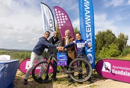 Armengol Engonga, concejal de Deportes; Rafael Merinero, director de Witzenmann Española; Mario Alcivar, presidente de Alcarreña de Ciclismo y Aurelio Mayoral, miembro del equipo de organización
