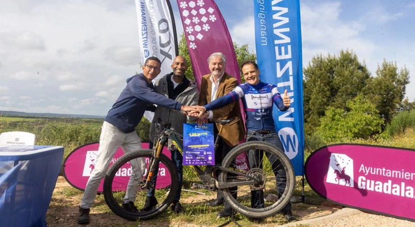 Armengol Engonga, concejal de Deportes; Rafael Merinero, director de Witzenmann Española; Mario Alcivar, presidente de Alcarreña de Ciclismo y Aurelio Mayoral, miembro del equipo de organización