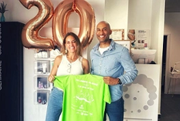 Armengol Engonga, junto a la gerente de Mizú, Irene Inés