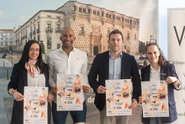 Armengol Engonga acompañado de Jesús Carballo, presidente de la Federación Española de Gimnasia y Mónica Delgado, delegada y presidenta de uno de los clubes