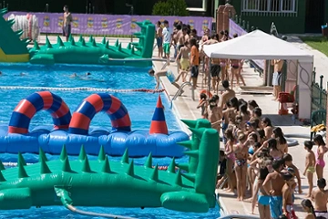 Actividades acuáticas en la piscina municipal